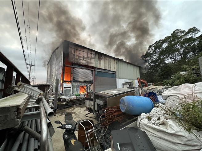 新竹市香山區南隘路二段11日下午4點多1處鐵皮屋發生火警，現場濃煙不斷竄出。（新竹市消防局提供／王惠慧新竹傳真）