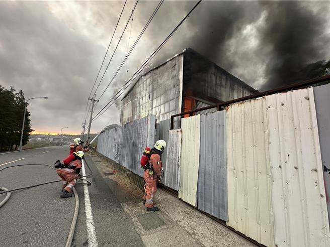 新竹市香山區南隘路二段11日下午4點多1處鐵皮屋發生火警，現場濃煙不斷竄出。（新竹市消防局提供／王惠慧新竹傳真）