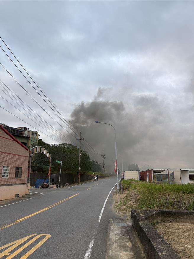 新竹市香山區南隘路二段11日下午4點多1處鐵皮屋發生火警，現場濃煙不斷竄出。（新竹市消防局提供／王惠慧新竹傳真）