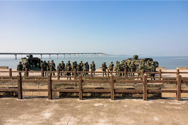 金门民眾发现今日在金门大桥旁有大批部队与甲车集结，恰巧遇上大陆正进行大规模军事部署的同时，紧张氛围瞬间拉高！(图／民眾提供)