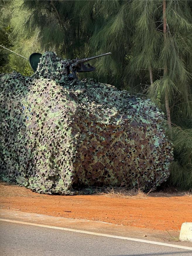 金防部近日进行战备演习，部分重要路口甚至出现穿上偽装网的甲车驻守，恰巧遇上大陆正进行大规模军事部署的同时，格外引人遐想。(图／民眾提供)