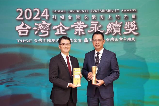 南山人寿获颁本届「台湾100大永续典范企业奖」及「永续报告奖金融及保险业-第一类白金级」两大奖肯定。(南山人寿提供／洪凯音台北传真)