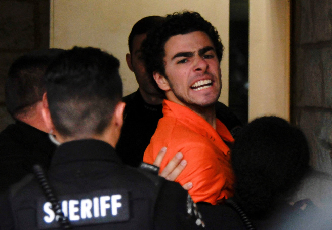 美國26歲賓州大學校友曼吉昂（Luigi Mangione）涉嫌槍殺聯合健康保險公司執行長湯普森（Brian Thompson），美媒他曾考慮炸死在紐約出席會議的湯普森。圖為曼吉昂10日出庭前對媒體咆哮。（路透社）