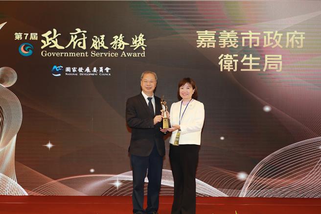 行政院秘书长龚明鑫代表颁奖，嘉市府卫生局长廖育玮代表领奖。（嘉市卫生局提供／廖素慧嘉市传真）