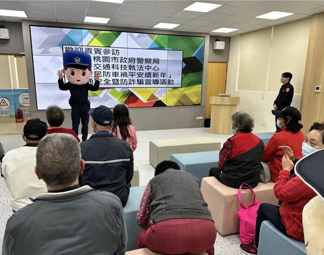 桃园市政府警察局大园警分局在桃园交通科技执法中心办理交通安全宣导活动，利用虚拟实境设备让参加的民眾体验各项用路情境，提升民眾交通安全意识。（警方提供／廖姮玥桃园传真）