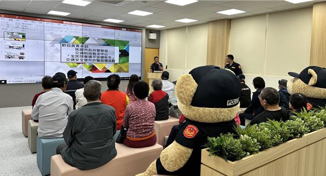 桃园市政府警察局大园警分局在桃园交通科技执法中心办理交通安全宣导活动，利用虚拟实境设备让参加的民眾体验各项用路情境，提升民眾交通安全意识。（警方提供／廖姮玥桃园传真）
