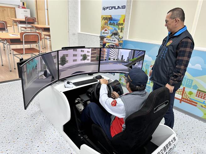 桃园市政府警察局大园警分局在桃园交通科技执法中心办理交通安全宣导活动，利用虚拟实境设备让参加的民眾体验各项用路情境，提升民眾交通安全意识。（警方提供／廖姮玥桃园传真）