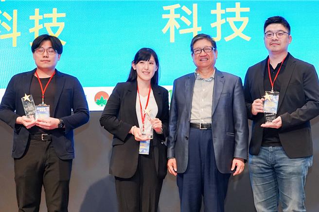 新竹县第三届「青创点睛 竹梦成金」成果博览会，「十论科技」、「以力科技」、「增站运筹」3个新创团队荣获「创新卓越奖」，由县长杨文科（右二）颁奖。（罗浚滨摄）