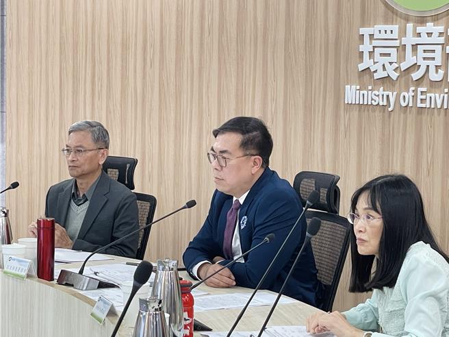 环境部长彭启明11日强调，他没有接到任何政治指导，环委严格要求、认真审查，审查速度并没有特别快速。（蔡佩珈摄）
