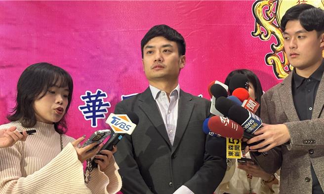 台北市政府发言人殷玮（中）11日表示，陆委会认可北市府将双城论坛「续办下去」的坚持。（丁上程摄）