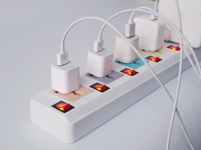 大陸上海有媽媽為了要隨時掌握小孩的狀況，竟買了具有竊聽功能的「特製插座」，沒想到此舉卻是犯法行為，她索性也將老闆舉報。（示意圖：shutterstock／達志）