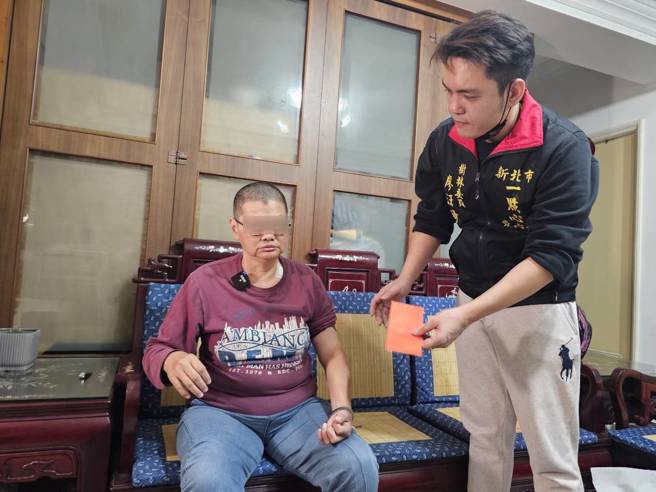 新北市一点心爱心会日前探访清寒妇人阿娇(图左)。(记者游定刚拍摄)