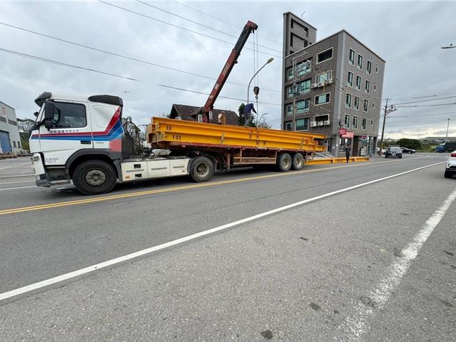 桃園市觀音區文中路上1名55歲曾姓駕駛承載數10根鋼樑的大貨車，於10日下午1時許行經該路時，疑似因載運的鋼樑綑綁不慎，導致掉落路面影響車輛通行，幸無人受傷。（警方提供／廖姮玥桃園傳真）