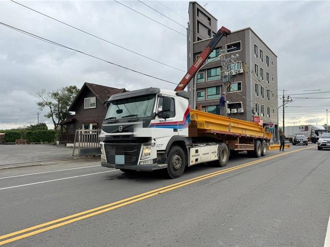 桃園市觀音區文中路上1名55歲曾姓駕駛承載數10根鋼樑的大貨車，於10日下午1時許行經該路時，疑似因載運的鋼樑綑綁不慎，導致掉落路面影響車輛通行，幸無人受傷。（警方提供／廖姮玥桃園傳真）