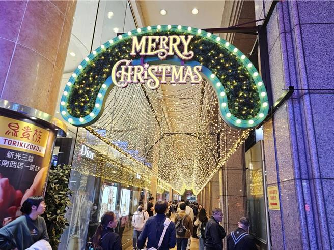 新光三越台北南西店闪耀之夜银河30米长廊。（新光三越提供）