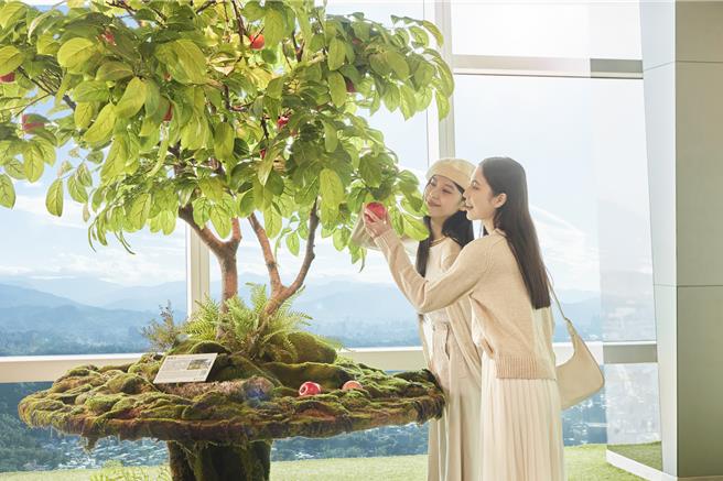 台北101《云端冬季．山林之美》特展，重现苹果园的冬日美景。（台北101提供）