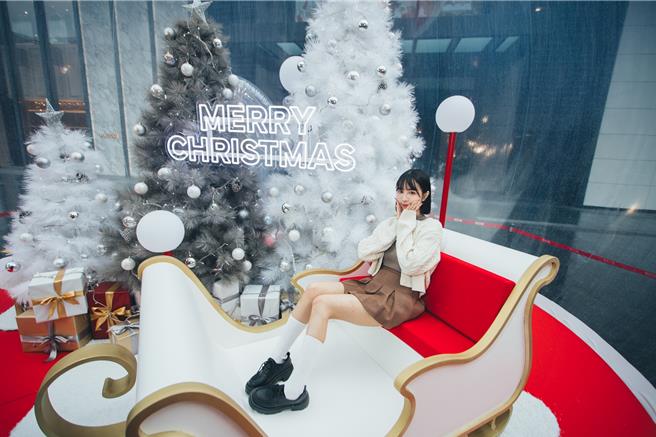 新光三越台北信义新天地A4 1F南大门的「耶诞心愿球」，四米高的水晶球闪耀着梦幻光芒。（新光三越提供）