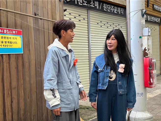 杨绣惠（右）在韩国街头拍摄广告，左为阿翔。（民视提供）