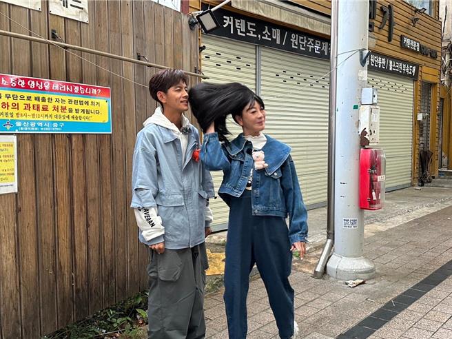 杨绣惠（右）的假髮甩了阿翔一巴掌。（民视提供）