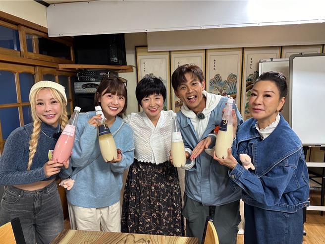 巫苡萱（左起）、篮篮、杨绣惠（右起）、阿翔惊艷马格利酒的美味。（民视提供）