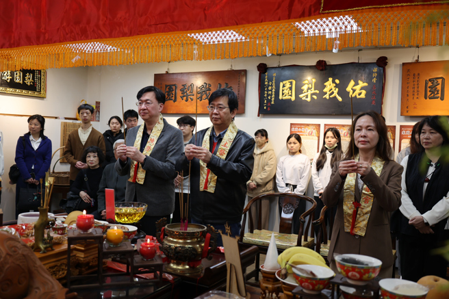 国立臺湾戏曲学院李扬校长(中)主祭、敖国珠副校长(右)及徐宗鸿主任秘(左)陪祭，向祖师爷上香。（臺湾戏曲学院提供）