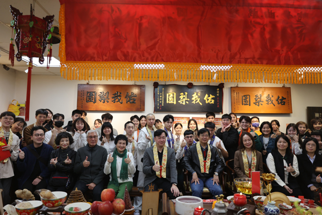 祖师爷换袍大典礼成，师生合影。（臺湾戏曲学院提供）