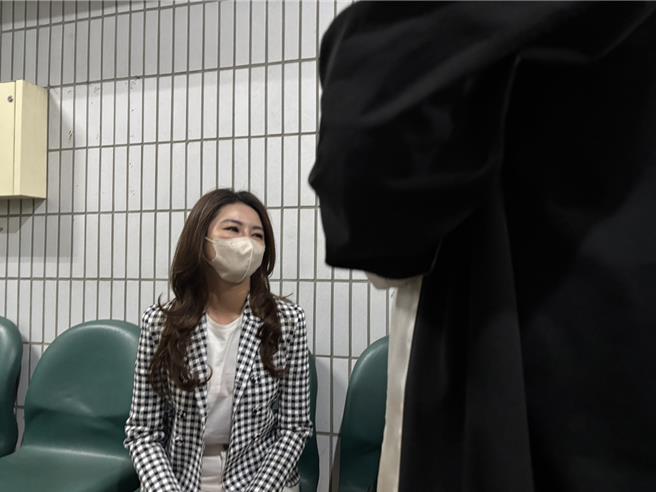 台中地检署侦办九州博弈集团案，有全台最美董座之称的徐培菁11日出庭应讯。（冯惠宜摄）