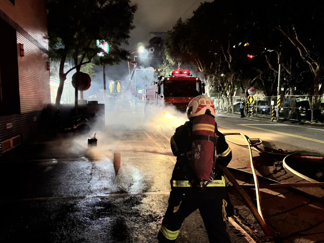 外籍移工的电动车锂电池故障冒烟，消防队到场立即分离并洒水降温。（翻摄画面）