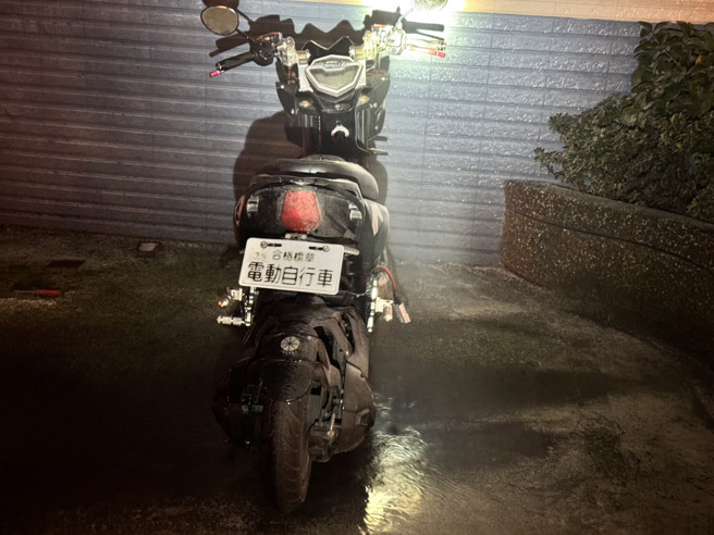 外籍移工的电动车锂电池故障冒烟，消防队到场立即分离并洒水降温。（翻摄画面）