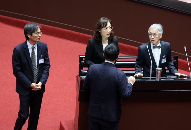 立法院11日进行司法院大法官人事同意权资格审查，大法官被提名人何赖杰（右起）、王碧芳、陈运财在会前进入议场内了解情况。（姚志平摄）