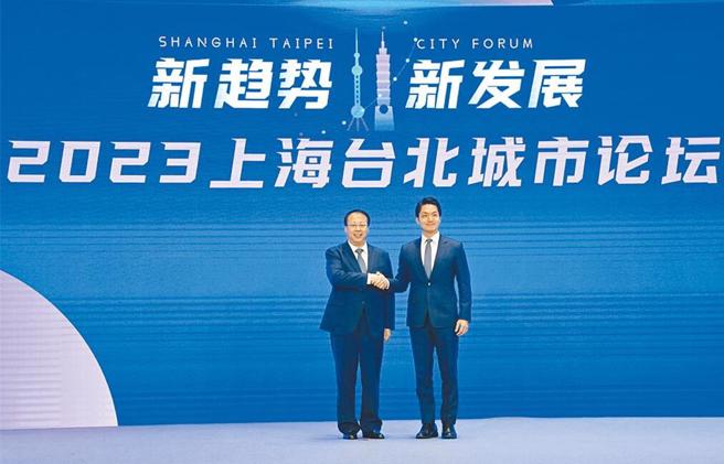 陆委会副主委梁文杰11日表示，双城论坛上海团来台名单仍需「补件」，北市府发言人殷玮当日下午受访时表示，中央尚未说明补件细节，但相信中央会提供更明确的说法。图为去年论坛合照。（资料照片/新华社）