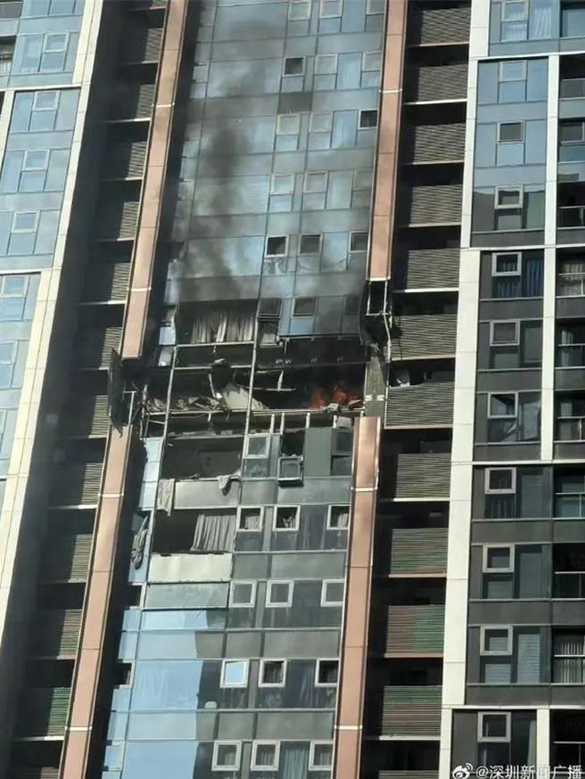 深圳高层大楼爆炸火警，消防通报明火扑灭、1人死亡。（深圳新闻广播微博）