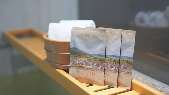 凡于天成文旅线上购物消费或凭于天成饭店集团旗下各馆住宿或餐饮发票，可享瑞穗天合黄金汤泡汤粉优惠价。（天成饭店集团提供）