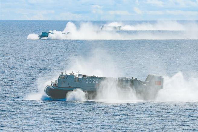 图为解放军南部战区登陆舰支队组织登陆训练。（新华社）