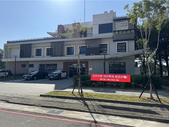 全國各警察機關從10日起掛上反詐騙宣導紅布條。（翻攝照片／林郁平台北傳真）