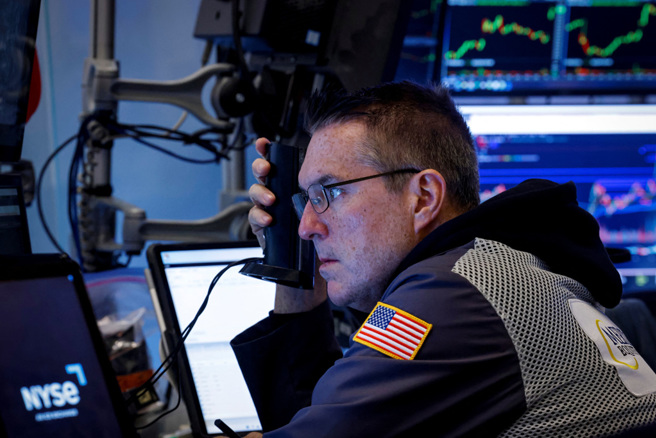 11月CPI數據符合市場預期，市場對美國聯準會12月降息預期大幅攀高，美股三大期指直線拉升。(資料照片/路透社)