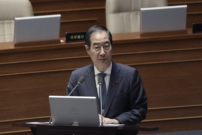 南韓國務總理韓悳洙11日接受國會緊急質詢，詳述總統尹錫悅3日宣布戒嚴之前的過程。（美聯社）