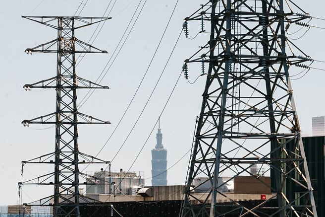 当企业与民眾苦于电价调涨的梦魇不散，而降低台电亏损并抑低电价的解方却在眼前，主政者不应视而不见。图／本报资料照片