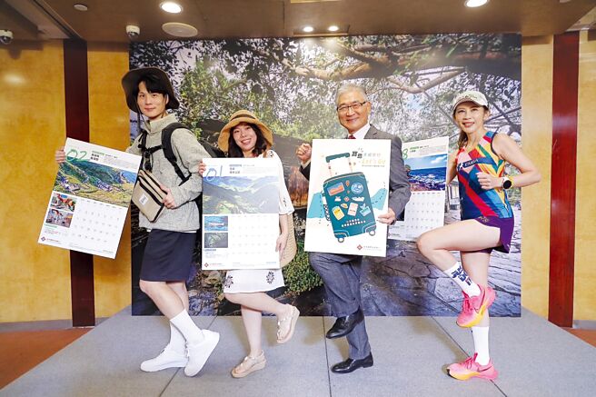 远东商银热爱国旅，员工与总经理周添财（右二）共同发表宝岛永续旅游月历，图为金融市场协理郑舒芸（右一）、个人金融资深副理简伊淑（左二）及法人金融资深襄理蔡辰奕。图／远东商银提供