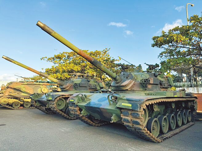 桃园机场货运园区这2天约有20余辆装甲车、重型坦克进驻，引起民眾猜疑。（民眾提供／廖姮玥桃园传真）