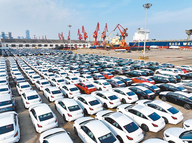 大陸乘聯會發布的資料顯示，11月大陸全國乘用車市場零售242.3萬輛，今年以來累計零售2025.7萬輛，同比增長4.7％。圖為江蘇省連雲港港東方港務分公司碼頭。（新華社）