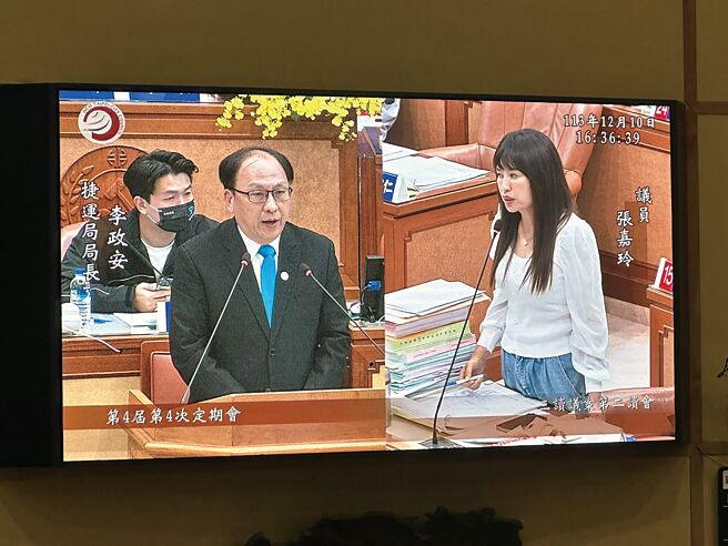 民进党新北市议员张嘉玲（右）指出，市府每年编列庞大预算，环状线却像豆腐渣工程一样脆弱，捷运局应清楚说明3站清车原因。（高钧麟摄）
