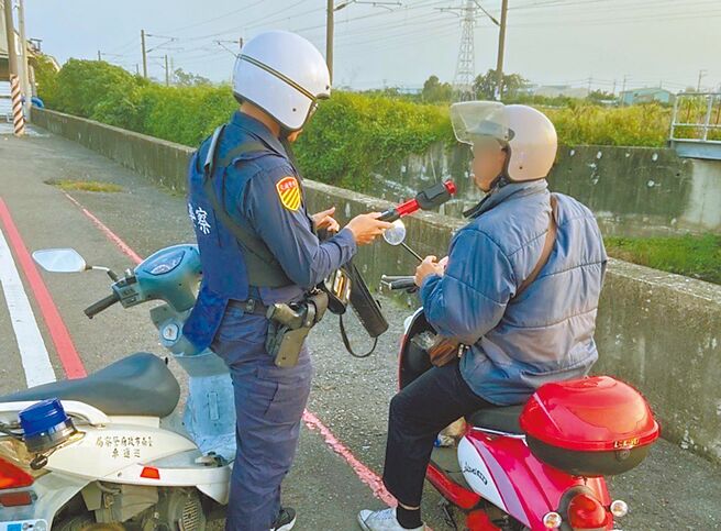 台南市多位民眾涉嫌毒駕，卻被法官判無罪，引爭議。圖為警方臨檢騎車民眾示意圖，非當事人。（台南市交通警察大隊提供／洪榮志台南傳真）