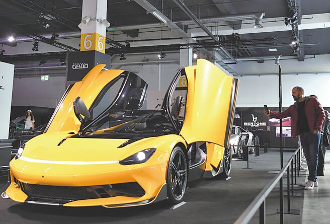 大陆汽车制造商因应欧盟大举提高电动汽车关税，正加紧出口混合动力汽车到欧洲，并计画推出更多车型。（新华社）