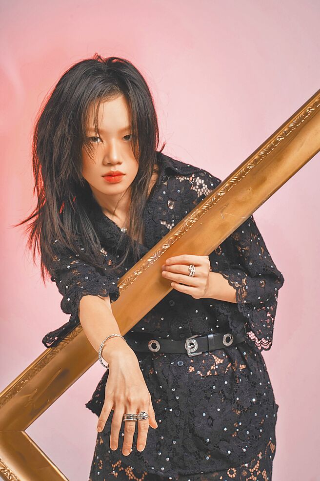 Andr透露自己对时尚很好奇，也很期待能够透过不同合作发现自己更多的面相。（石智中摄、珠宝／BVLGARI 、服装／Michael Kors）