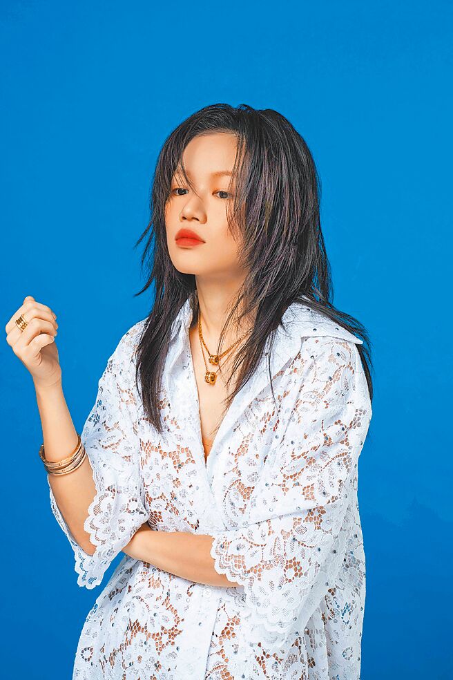 Andr推出首张专辑《shhh, it’s under my bed》得到许多不错的反馈。（石智中摄、珠宝／BVLGARI 、服装／Michael Kors）