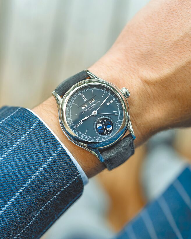 独立制表品牌Laurent Ferrier今年再以Classic Moon月相年历表拿下日内瓦钟表大赏「最佳日历与天文表奖」，298万5000元。（瑞博品提供）
