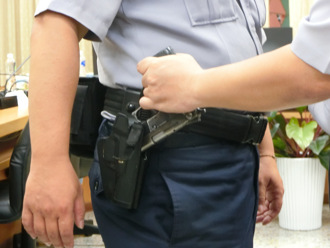 獨》玩命！移民署女科員「借警槍」辦公室追瞄  同仁痛批長官無視  