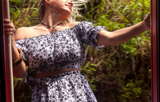 妹子搭火車拍美照「半身懸門外」 下秒撞樹枝墜軌