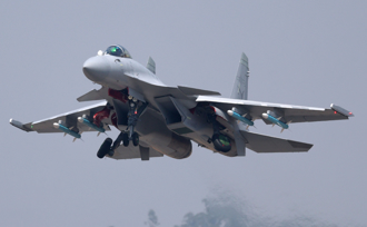 驗證電磁彈射器艦載戰機首飛快了 陸航母福建艦甲板秀輪胎痕